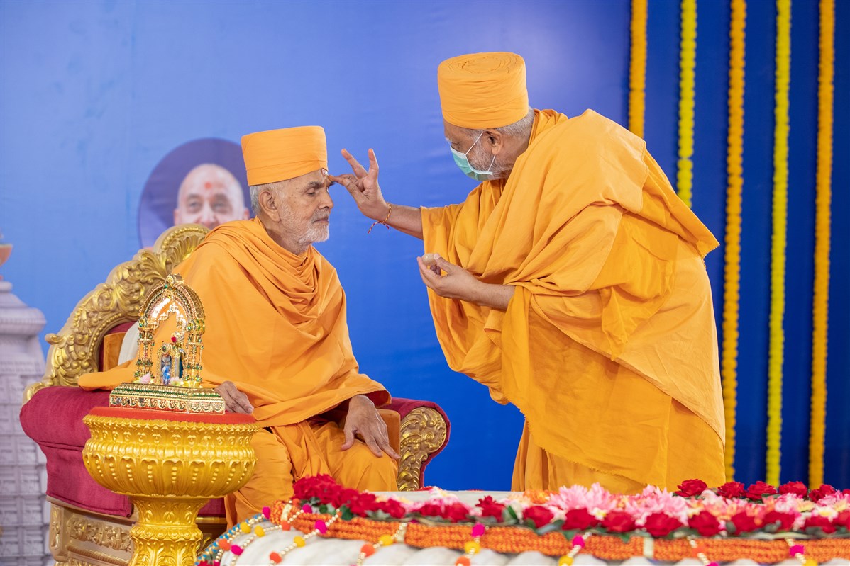 Amalak Pujan by HH Mahant Swami Maharaj in Nenpur, India