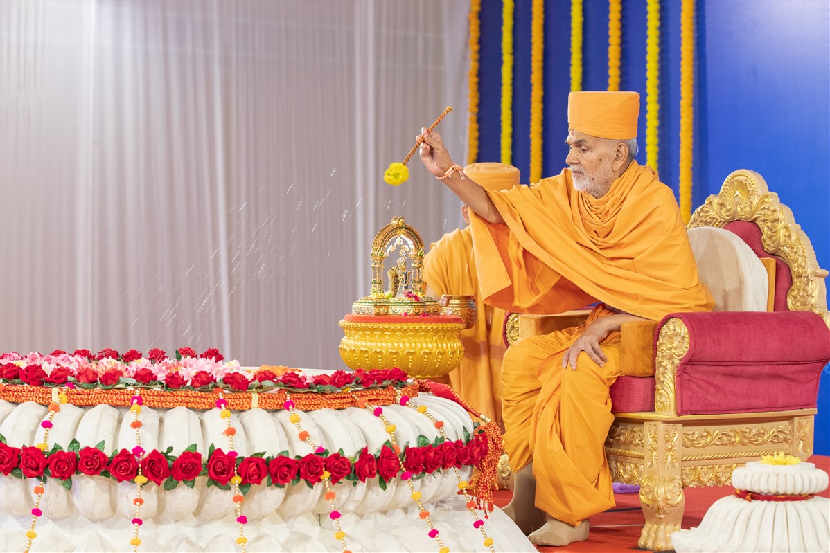 Amalak Pujan by HH Mahant Swami Maharaj in Nenpur, India