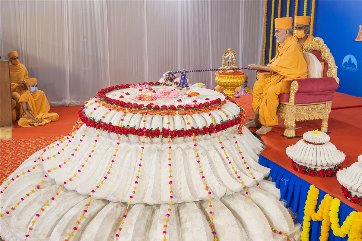Amalak Pujan by HH Mahant Swami Maharaj in Nenpur, India