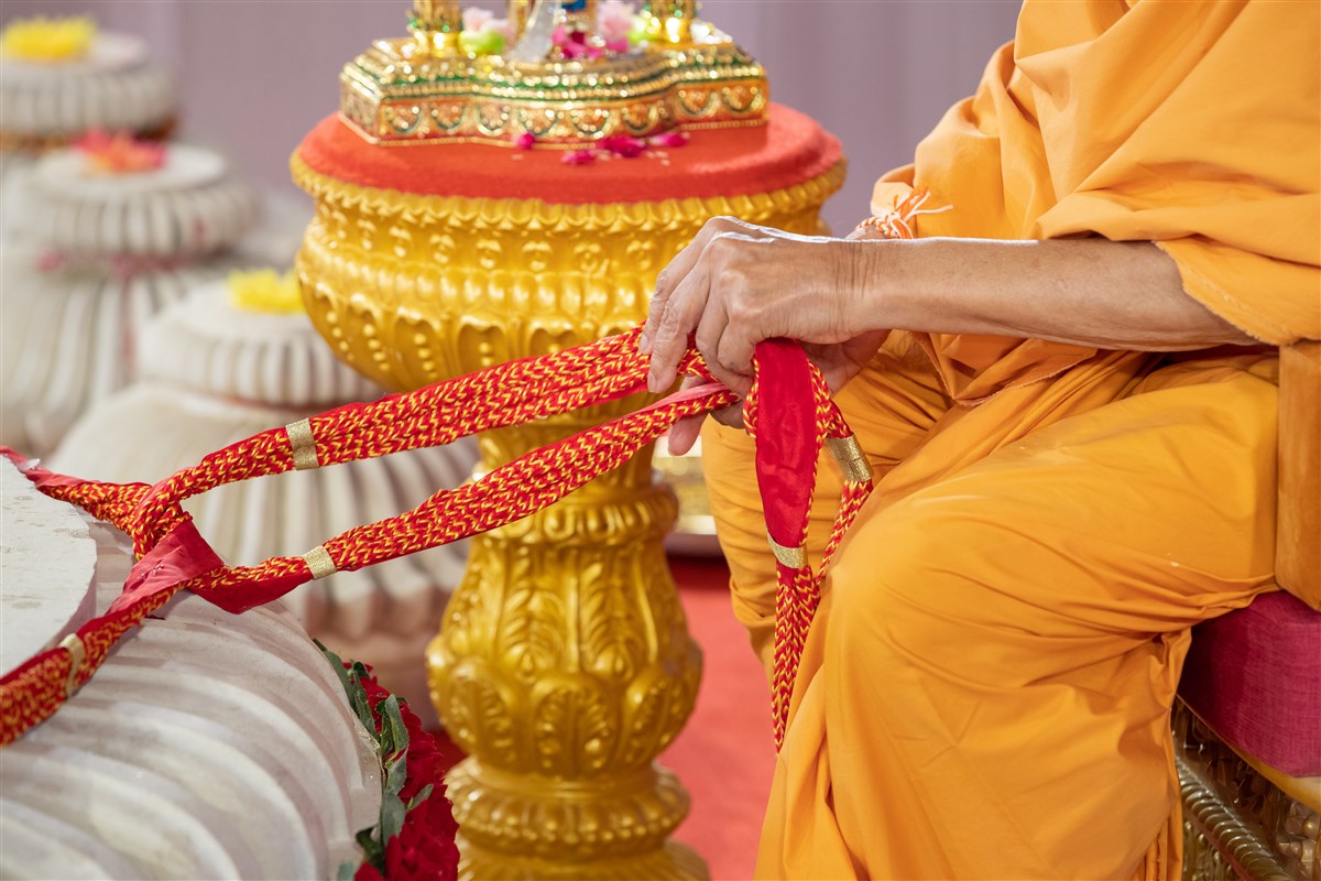 Amalak Pujan by HH Mahant Swami Maharaj in Nenpur, India