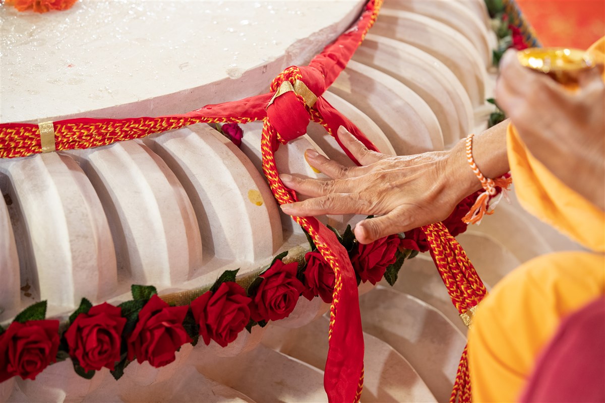 Amalak Pujan by HH Mahant Swami Maharaj in Nenpur, India