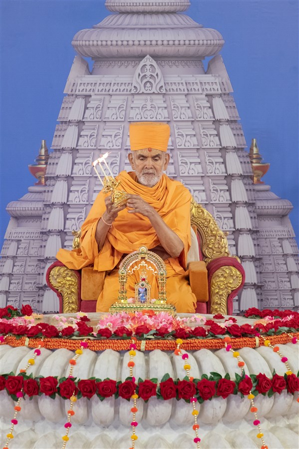 Amalak Pujan by HH Mahant Swami Maharaj in Nenpur, India
