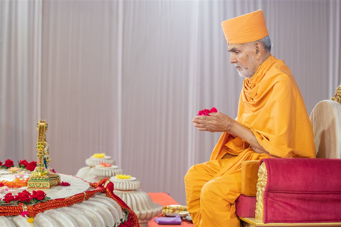 Amalak Pujan by HH Mahant Swami Maharaj in Nenpur, India