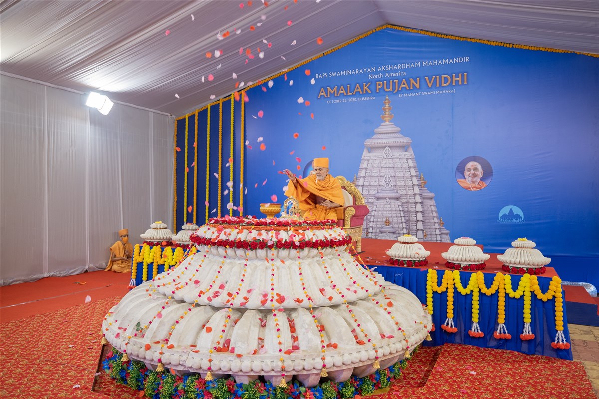 Amalak Pujan by HH Mahant Swami Maharaj in Nenpur, India
