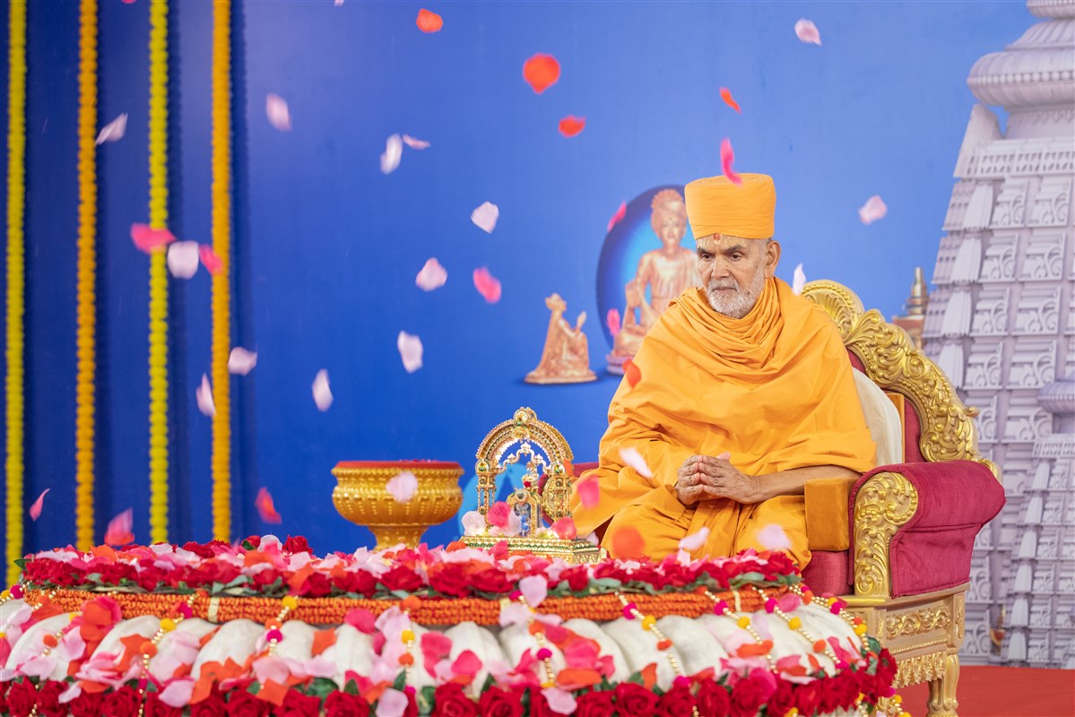 Pujan by HH Mahant Swami Maharaj, Nenpur, India