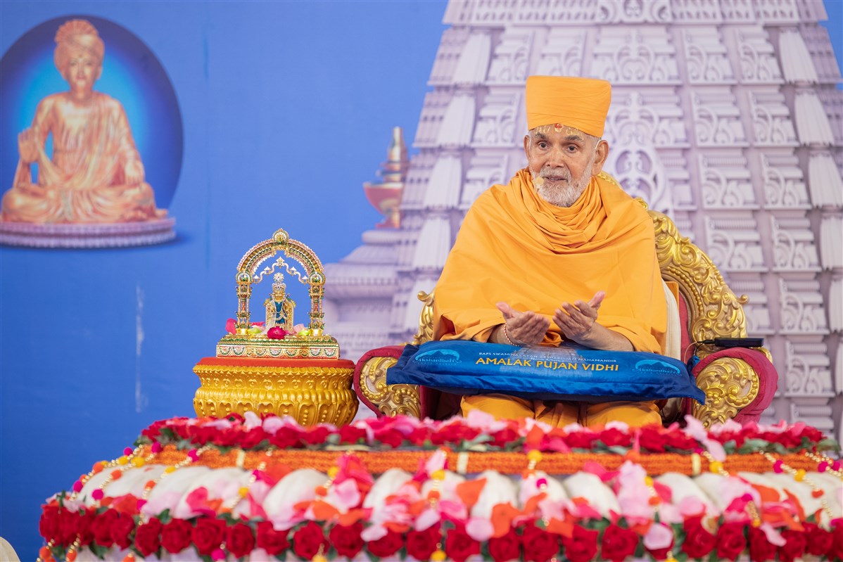 Amalak Pujan by HH Mahant Swami Maharaj in Nenpur, India