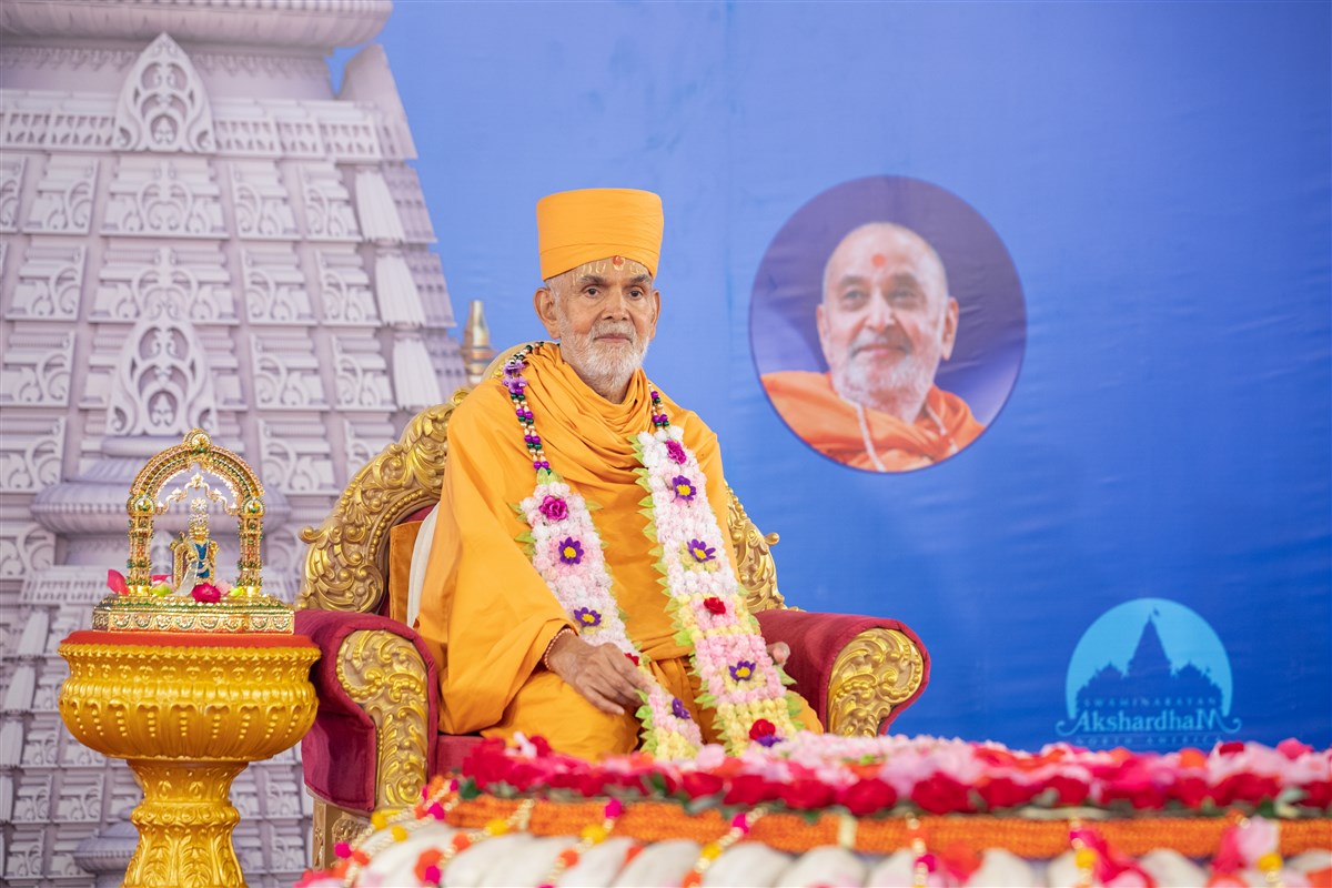 Amalak Pujan by HH Mahant Swami Maharaj in Nenpur, India