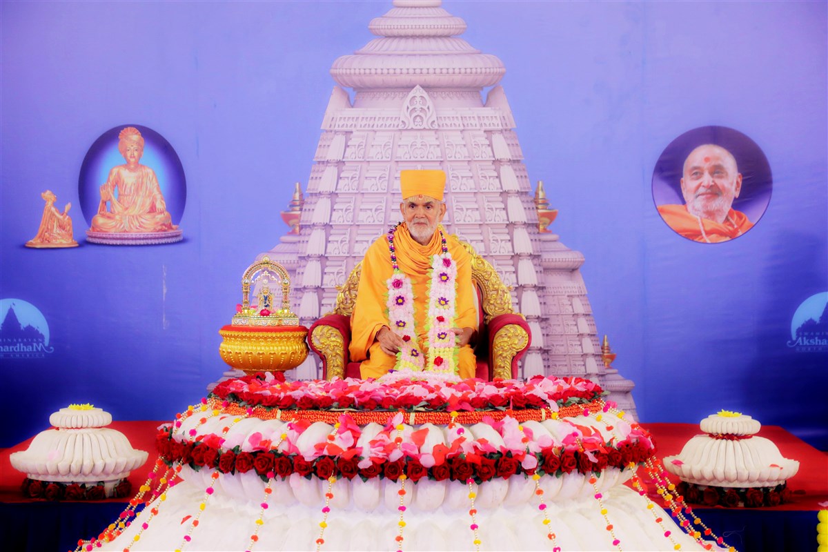 Amalak Pujan by HH Mahant Swami Maharaj in Nenpur, India