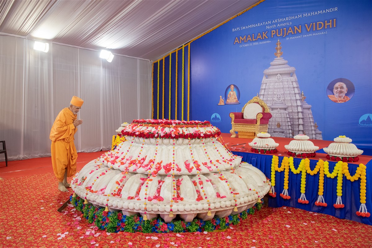 Amalak Pujan by HH Mahant Swami Maharaj in Nenpur, India