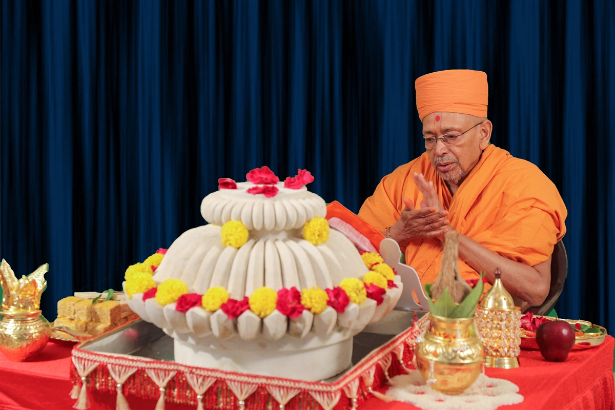 Amalak Pujan by Sadguru Pujya Tyagvallabhdas Swami in Amdavad