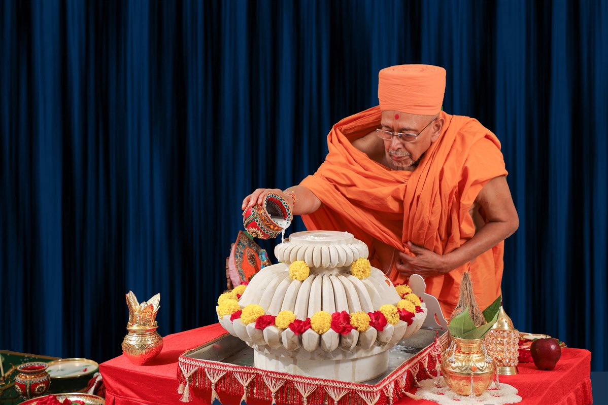 Amalak Pujan by Sadguru Pujya Tyagvallabhdas Swami in Amdavad