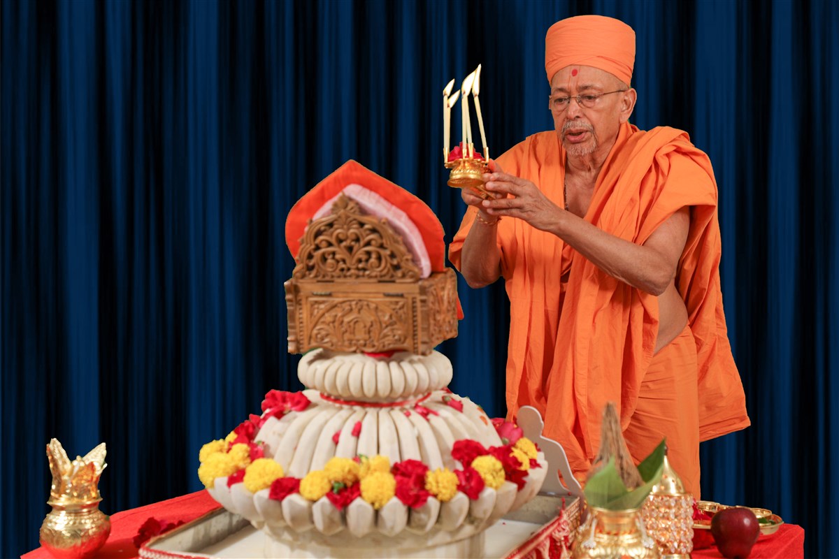 Amalak Pujan by Sadguru Pujya Tyagvallabhdas Swami in Amdavad