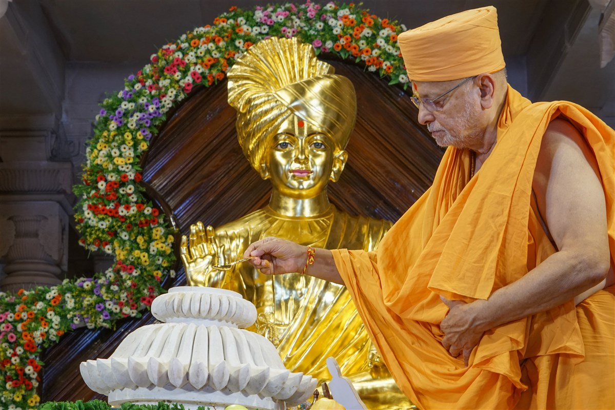 Amalak Pujan by Sadguru Pujya Ishwarcharandas Swami in Gandhinagar