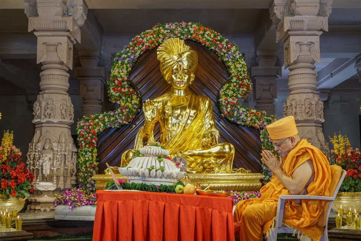 Amalak Pujan by Sadguru Pujya Ishwarcharandas Swami in Gandhinagar