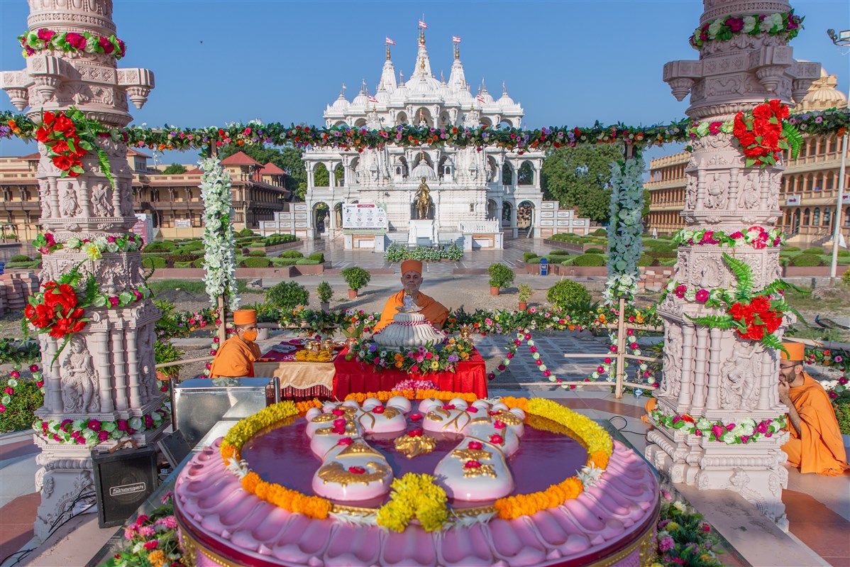 Amalak Pujan by Sadguru Pujya Viveksagardas Swami in Sarangpur