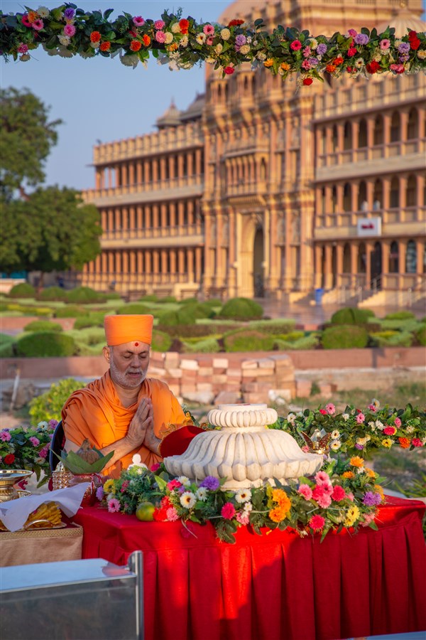 Amalak Pujan by Sadguru Pujya Viveksagardas Swami in Sarangpur