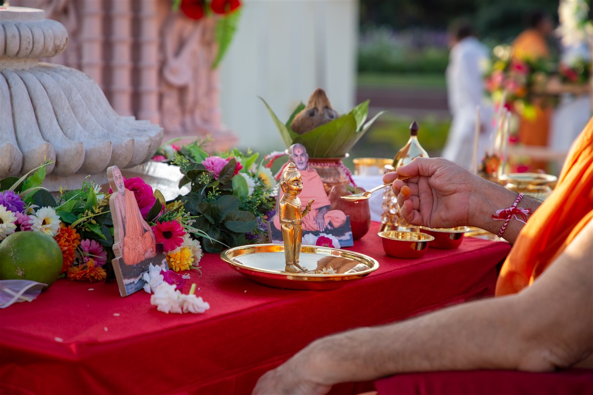 Amalak Pujan by Sadguru Pujya Viveksagardas Swami in Sarangpur