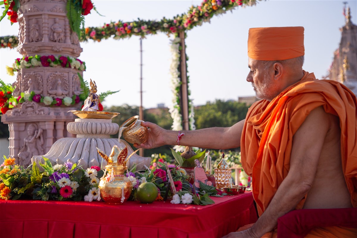 Amalak Pujan by Sadguru Pujya Viveksagardas Swami in Sarangpur