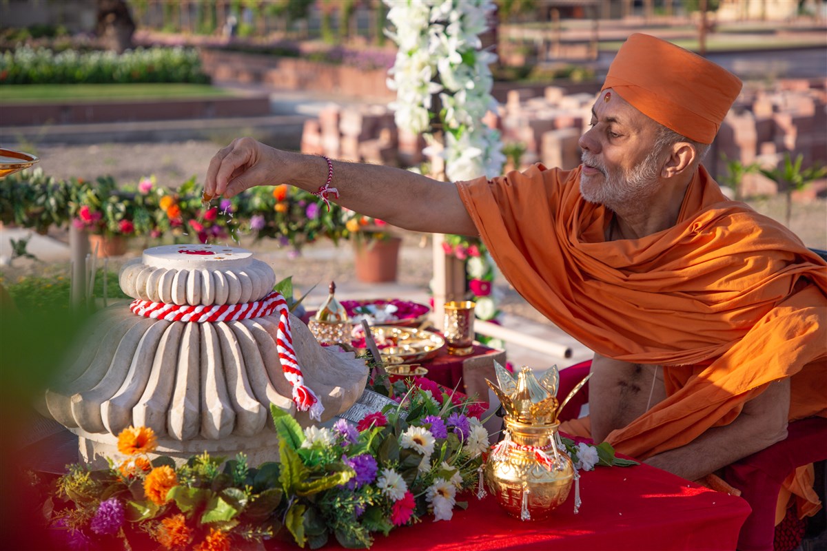 Amalak Pujan by Sadguru Pujya Viveksagardas Swami in Sarangpur