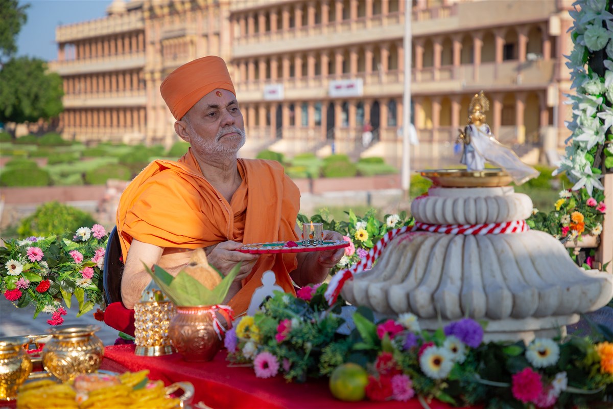 Amalak Pujan by Sadguru Pujya Viveksagardas Swami in Sarangpur