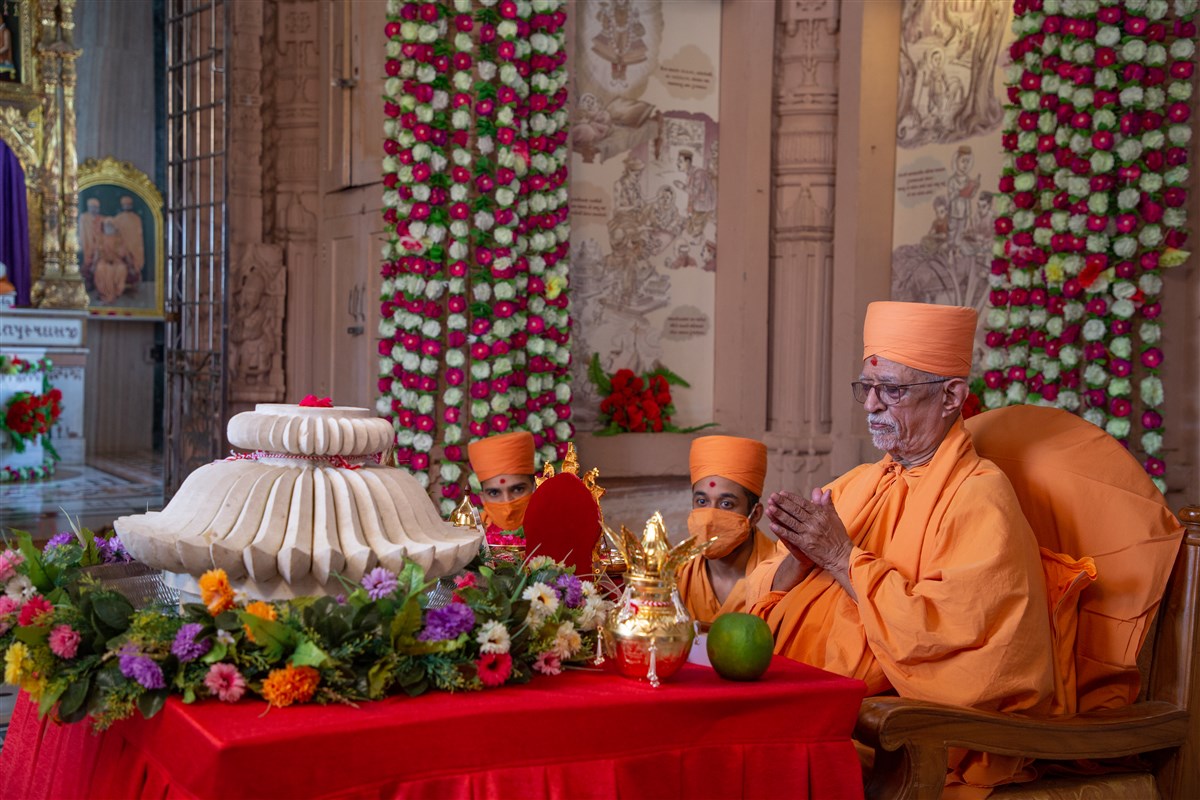 Amalak Pujan by Sadguru Pujya Doctor Swami in Sarangpur