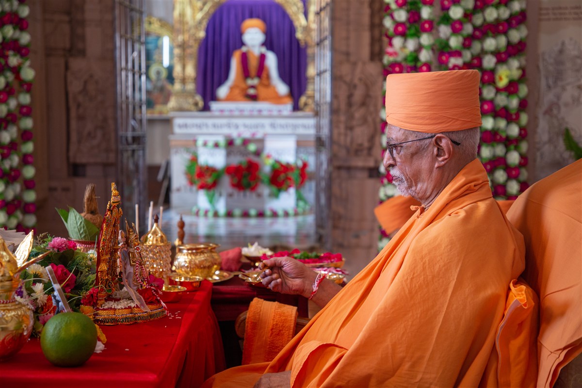 Amalak Pujan by Sadguru Pujya Doctor Swami in Sarangpur