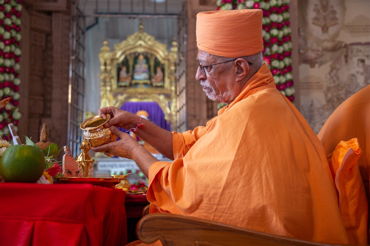 Amalak Pujan by Sadguru Pujya Doctor Swami in Sarangpur