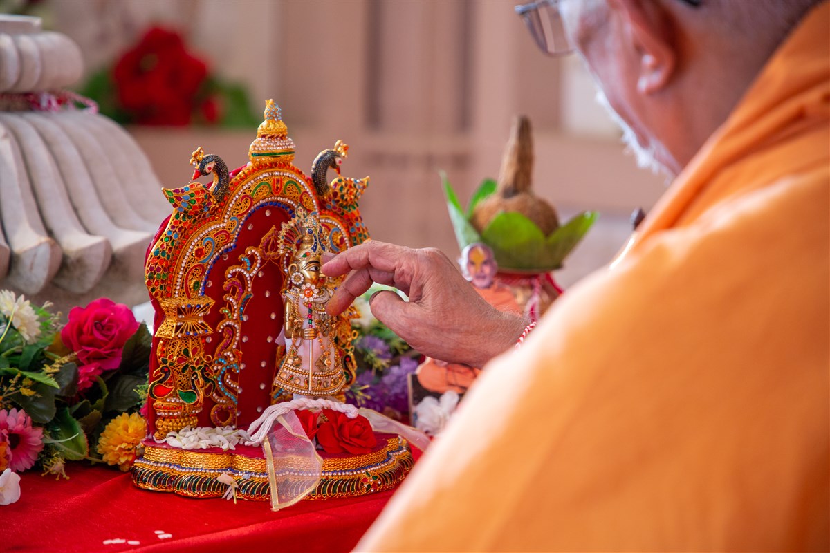 Amalak Pujan by Sadguru Pujya Doctor Swami in Sarangpur