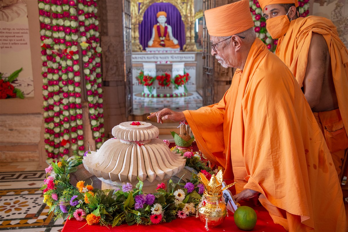 Amalak Pujan by Sadguru Pujya Doctor Swami in Sarangpur