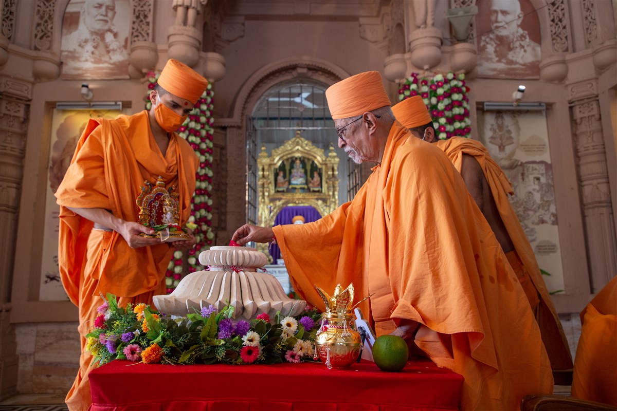 Amalak Pujan by Sadguru Pujya Doctor Swami in Sarangpur