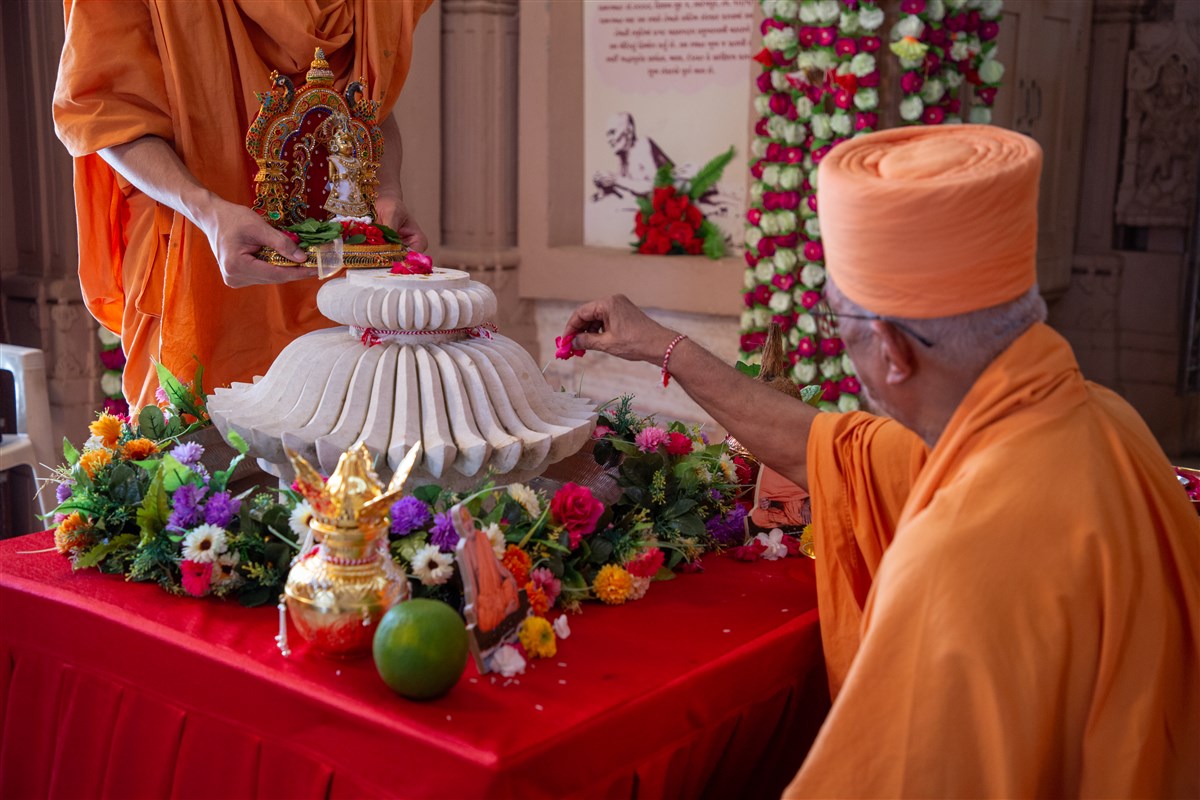 Amalak Pujan by Sadguru Pujya Doctor Swami in Sarangpur