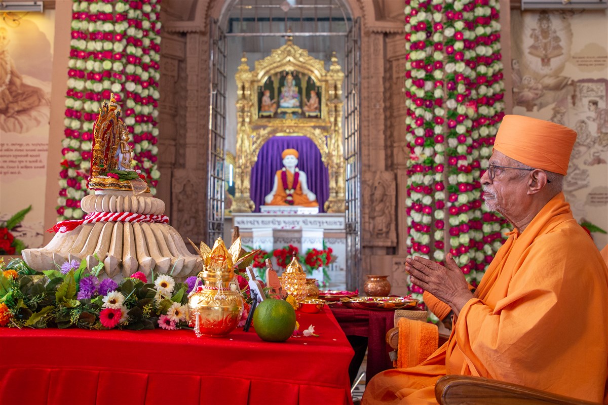 Amalak Pujan by Sadguru Pujya Doctor Swami in Sarangpur
