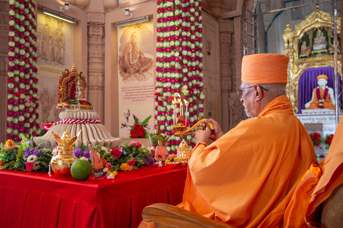 Amalak Pujan by Sadguru Pujya Doctor Swami in Sarangpur