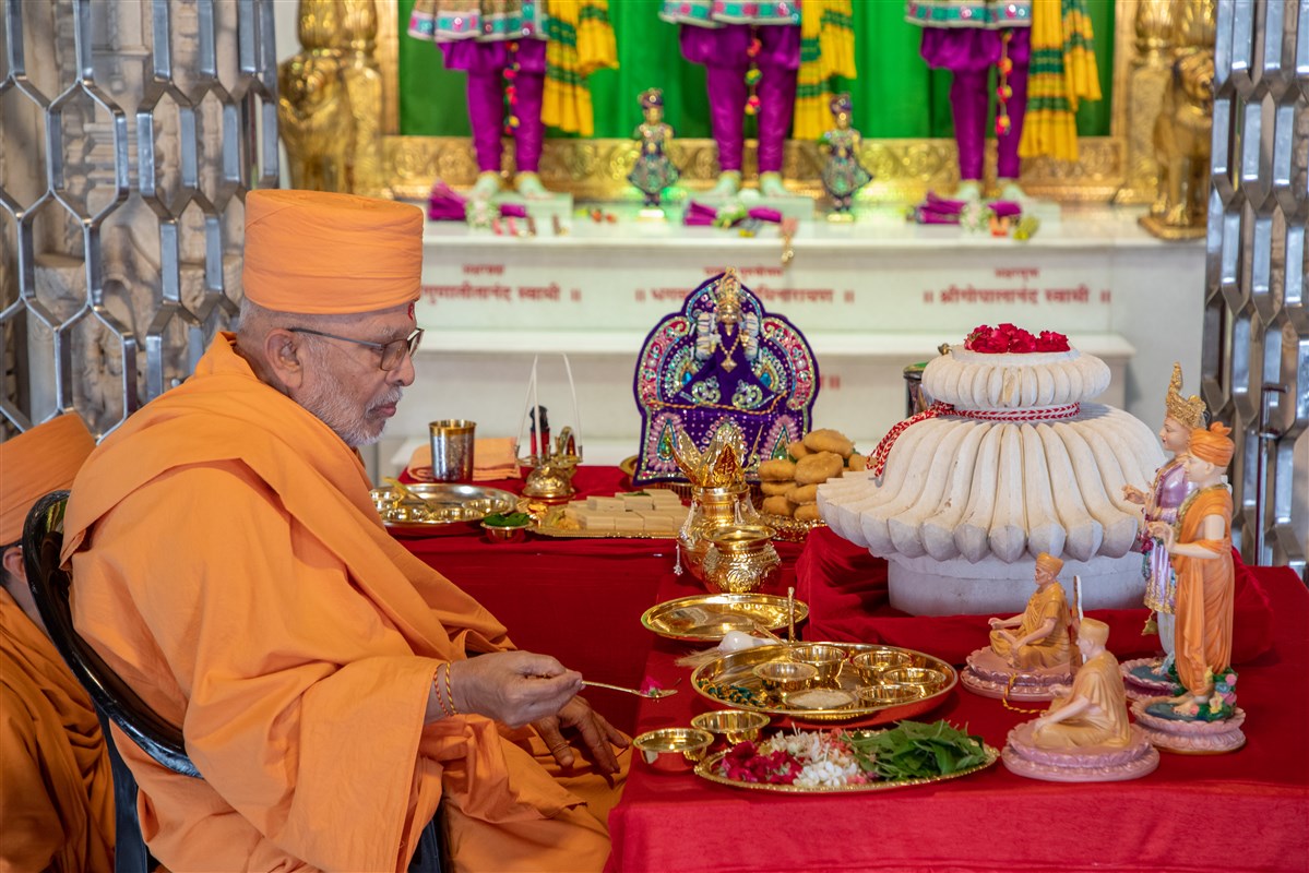 Amalak Pujan by Sadguru Pujya Ghanshyamcharandas Swami in Surat