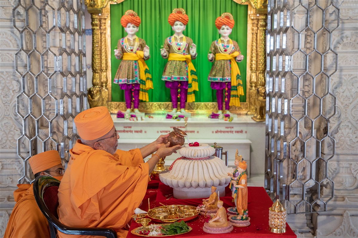 Amalak Pujan by Sadguru Pujya Ghanshyamcharandas Swami in Surat