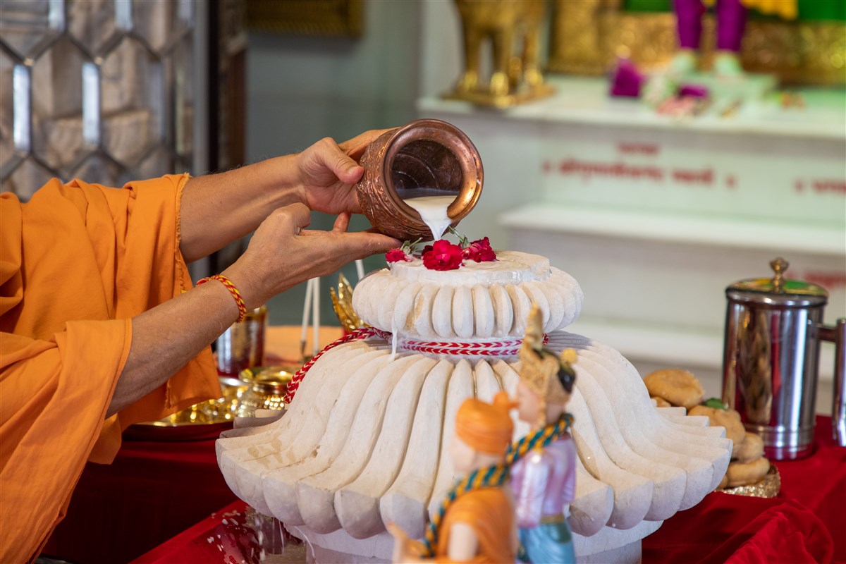Amalak Pujan by Sadguru Pujya Ghanshyamcharandas Swami in Surat