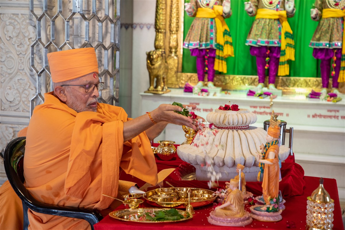 Amalak Pujan by Sadguru Pujya Ghanshyamcharandas Swami in Surat