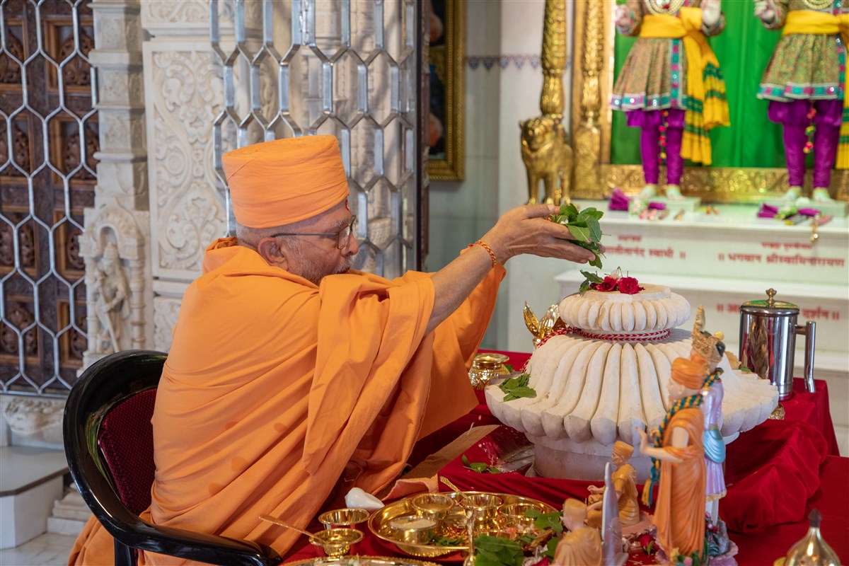 Amalak Pujan by Sadguru Pujya Ghanshyamcharandas Swami in Surat