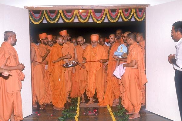  Swamishri inaugurates the newly built sant ashram 