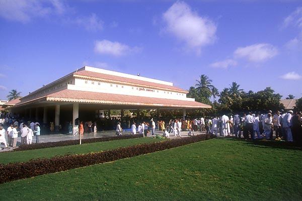  Grand assembly hall, 'Gunatit Sabha Mandap', at BAPS Swaminarayan Mandir