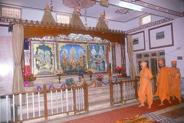  Swamishri visits the BAPS hari mandir for darshan and pradakshina
