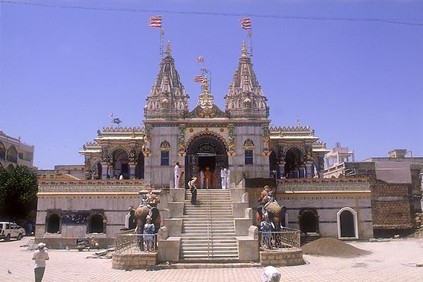  Swamishri goes for darshan at old Swaminarayan Mandir built by Bhagwan Swaminarayan