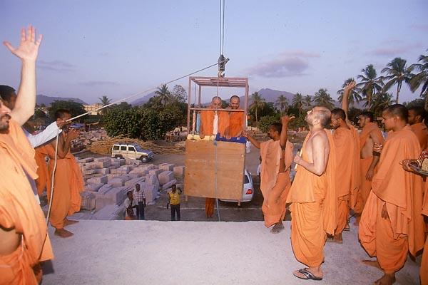    Swamishri observes the under construction BAPS Swaminarayan Mandir