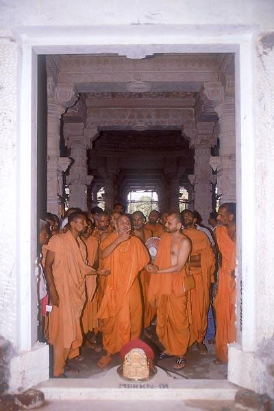    Swamishri observes the under construction BAPS Swaminarayan Mandir