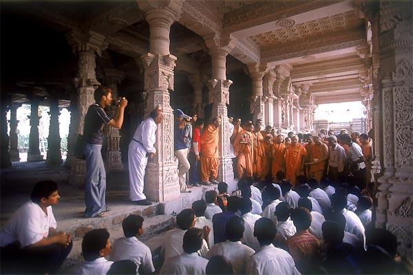  Swamishri blesses the artisans employed for the mandir construction 