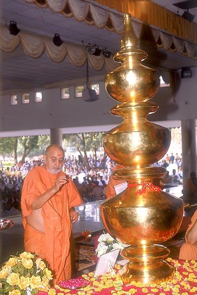    Swamishri performs pujan of mandir kalash and dhwaja-dand (flagstaff)