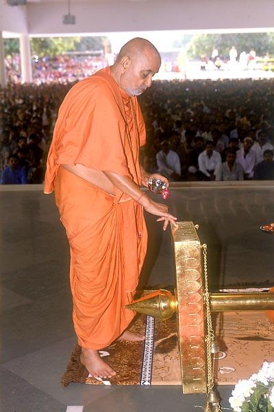    Swamishri performs pujan of mandir kalash and dhwaja-dand (flagstaff)
