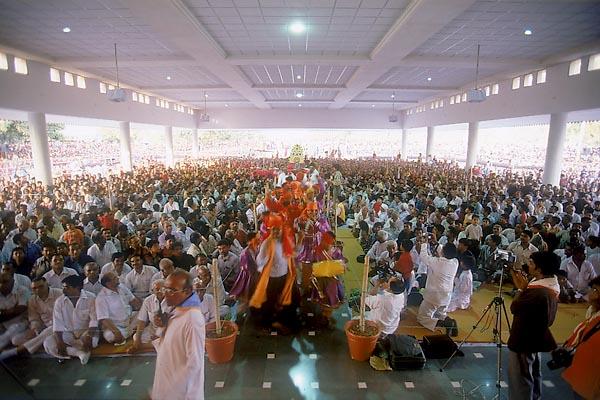  Devotees in the 'Gunatit Sabha Mandap'