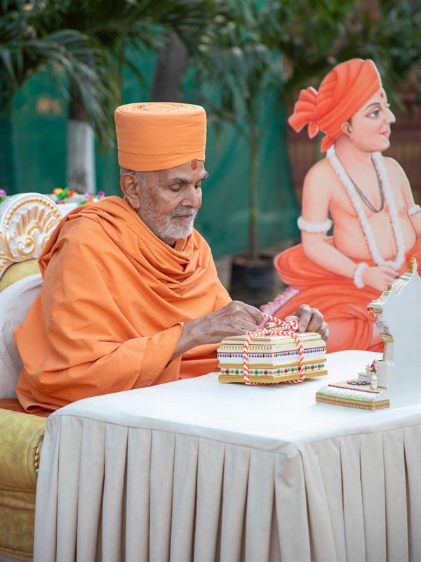 HH Mahant Swami Maharaj welcomes Aksharbrahma Gunatitanand Swami in the presence of Shri Harikrishna Maharaj