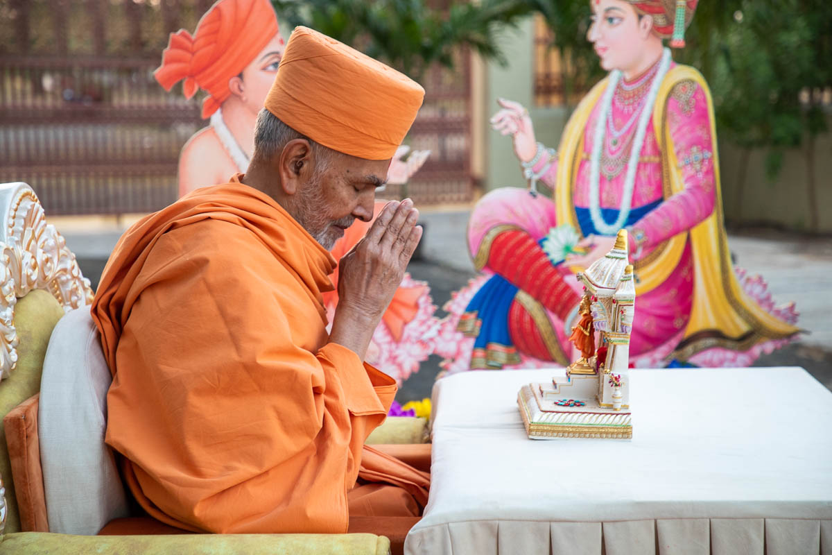 Swamishri engrossed in darshan of Shri Gunatitanand Swami